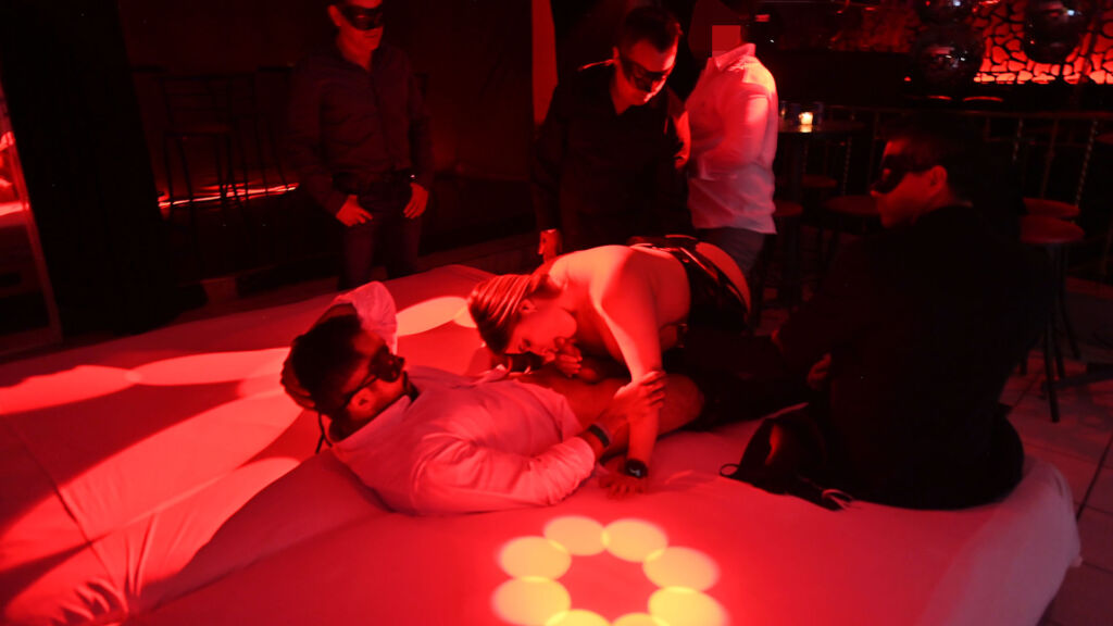 Gangbang en un Club SW